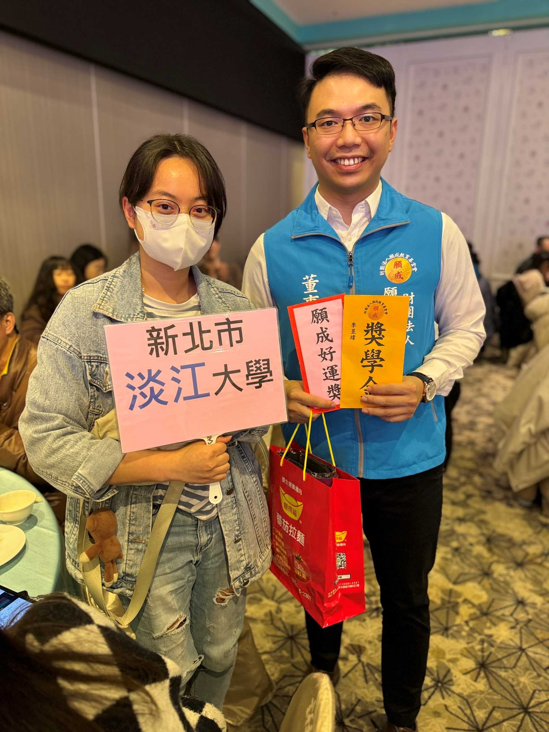 願成之光表揚 暨 頒贈112年度下學期孩童獎學金活動 (董事長逐桌關心同學)