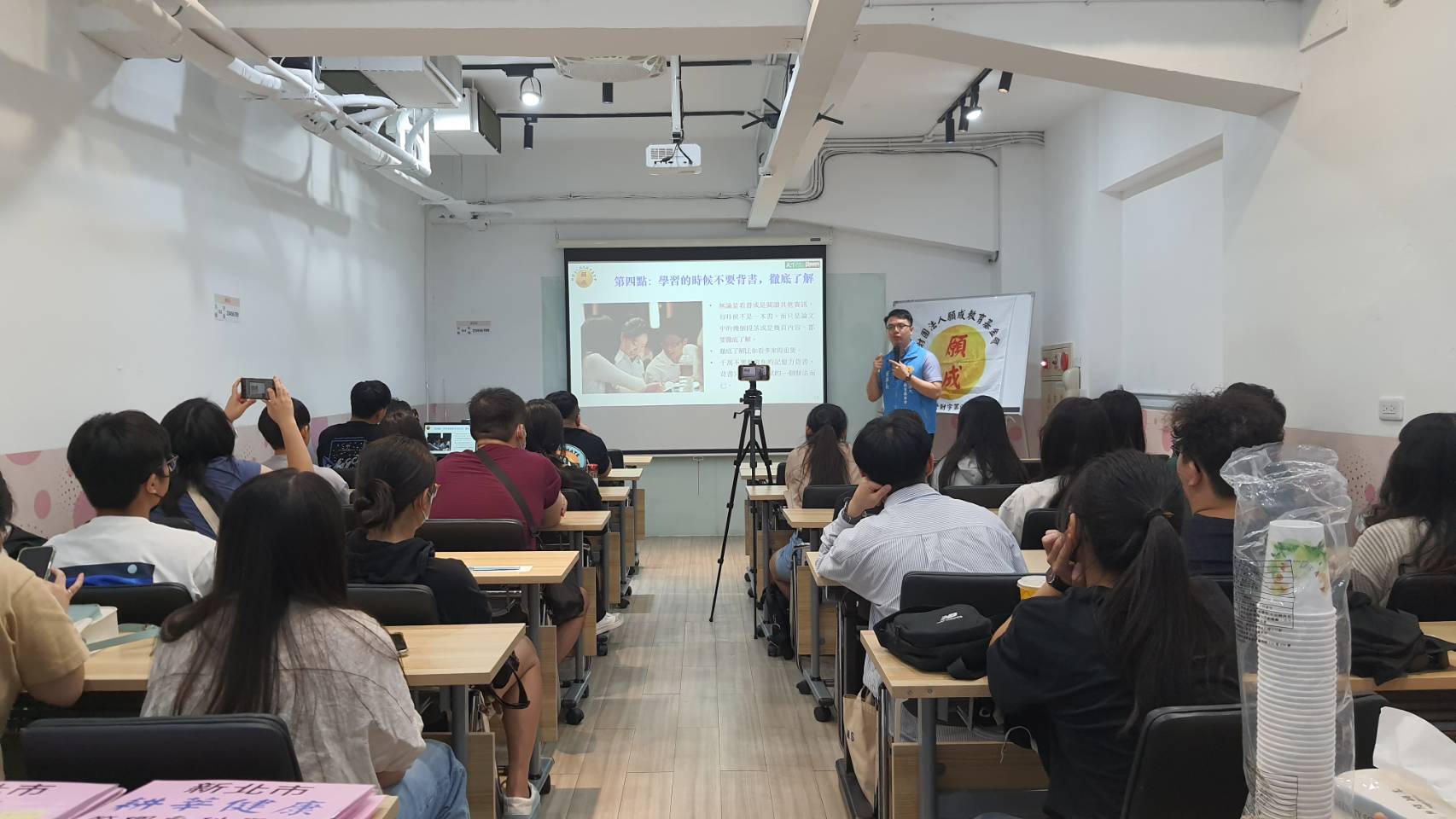 專題演講 主題:AI的能與不能,大學生要做的11件事情。