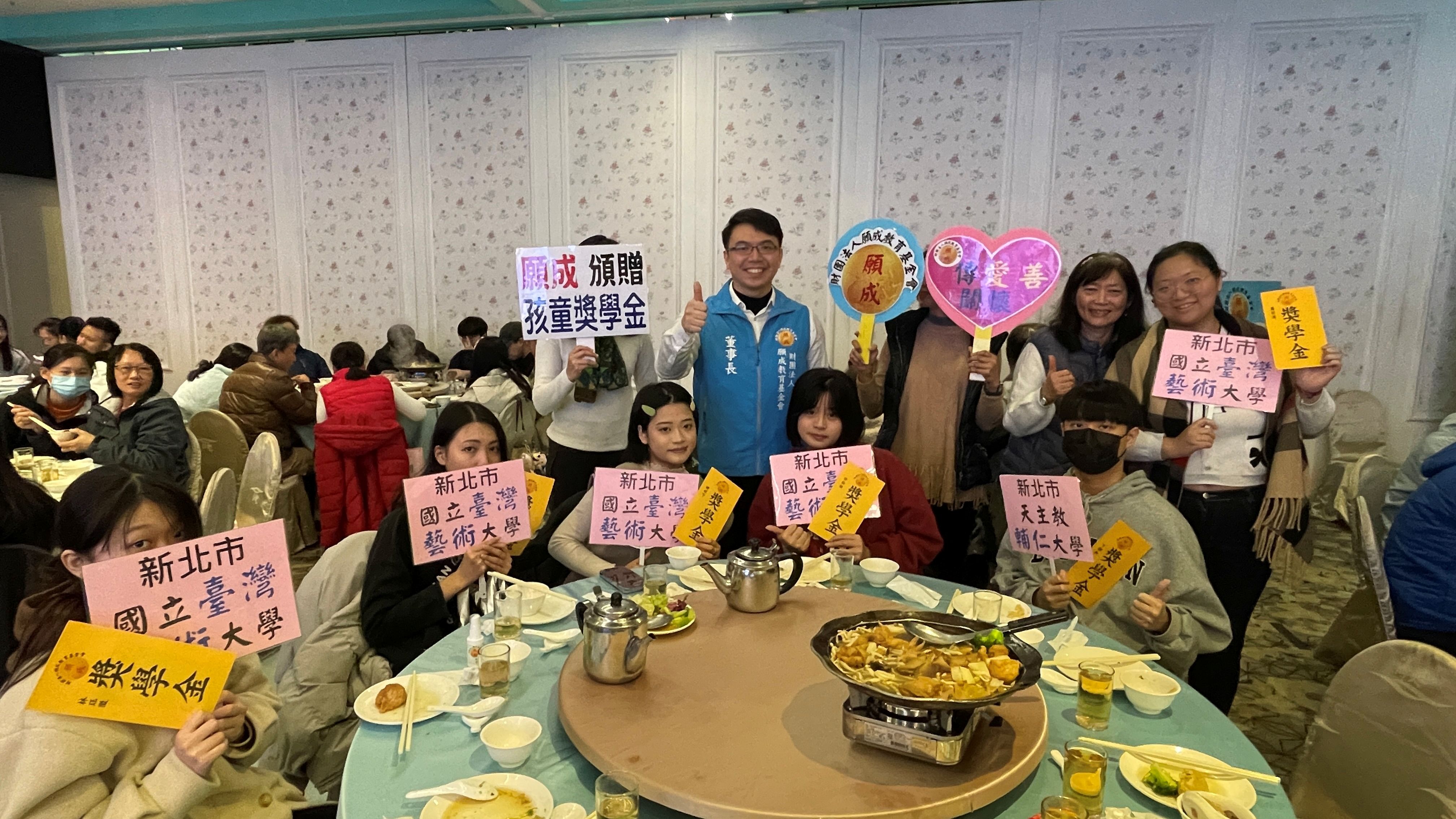 董事長逐桌關心同學、家長  
