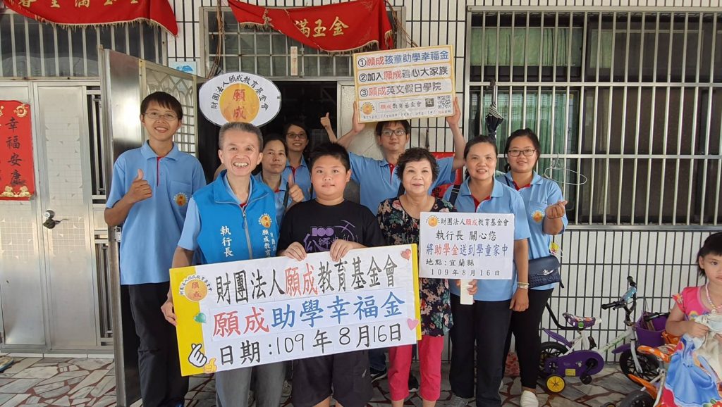 阿嬤打零工賺取微薄收入 ，照顧兩位孫子