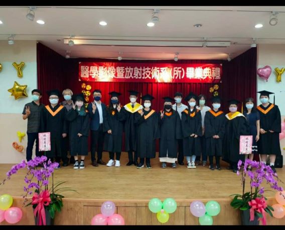 願成董事長賴博士教授 出席大學生與研究生畢業典禮!