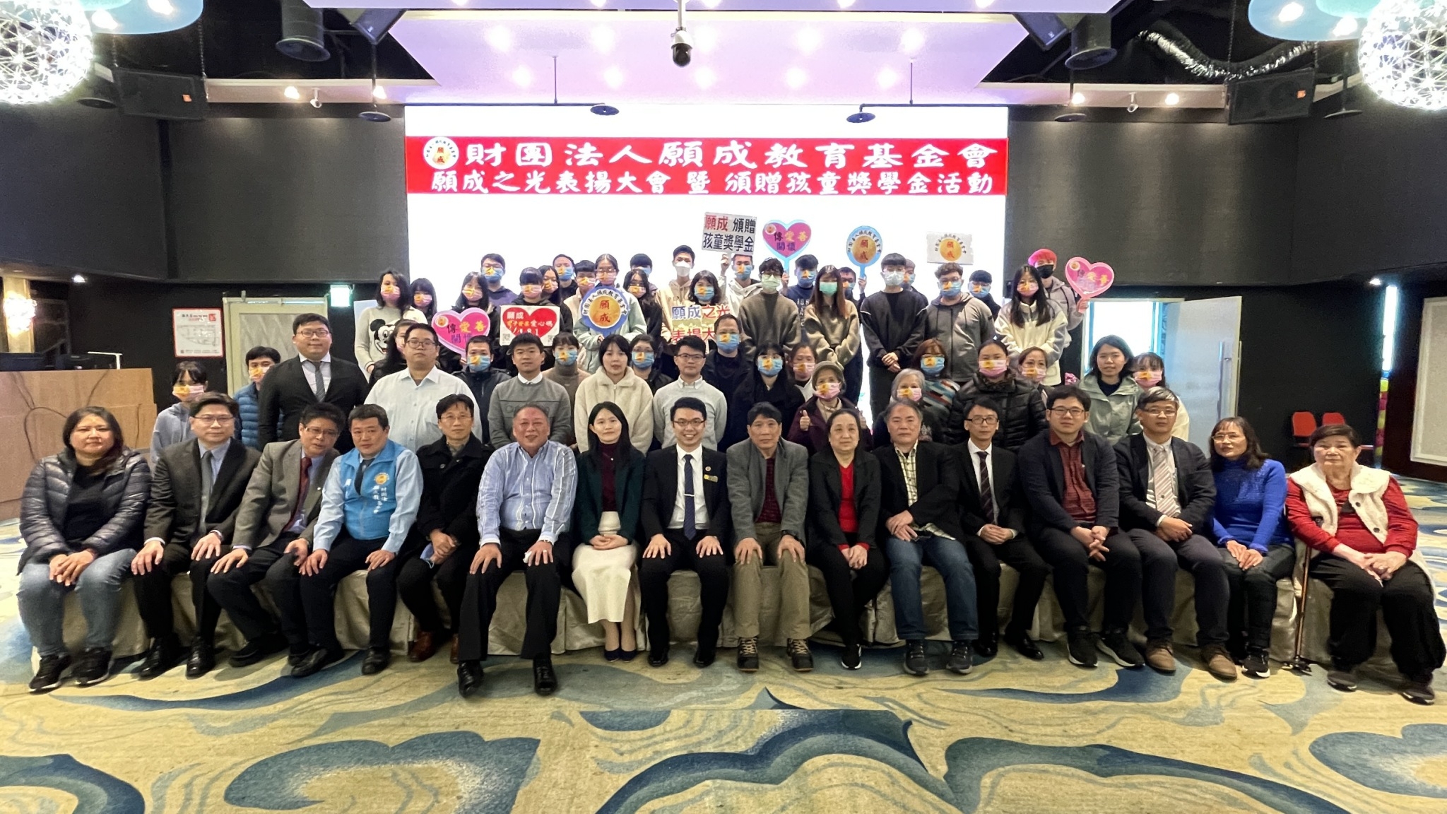 願成之光表揚 暨 頒贈111年度下學期孩童獎學金活動(董事長逐桌關心同學)
